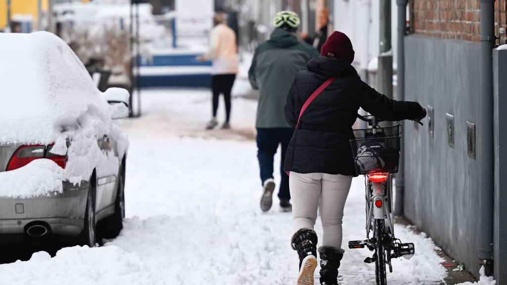 Der Winter zeigt sich in Sachsen-Anhalt hartnäckig. Glätte und Schnee bleiben die ganze Woche bestehen.