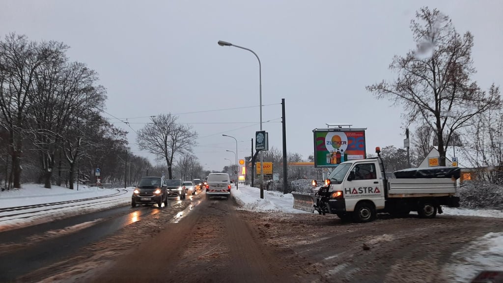 Der Verkehr läuft: Auf den Hauptstraßen in Halle ist am Montagmorgen vom Schnee der Nacht schon vieles weg.