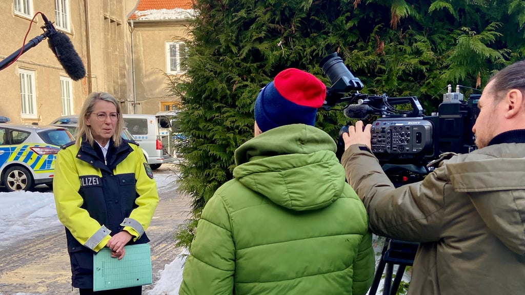 Polizei-Sprecherin Steffi Schwan bei den Dreharbeiten von „Kripo Live“. Auch mit Hilfe der MDR-Sendung wird nach dem Unfallfahrer gesucht, der bei Herigsdorf einen 76 Jahre alten Mann getötet hat.&nbsp;