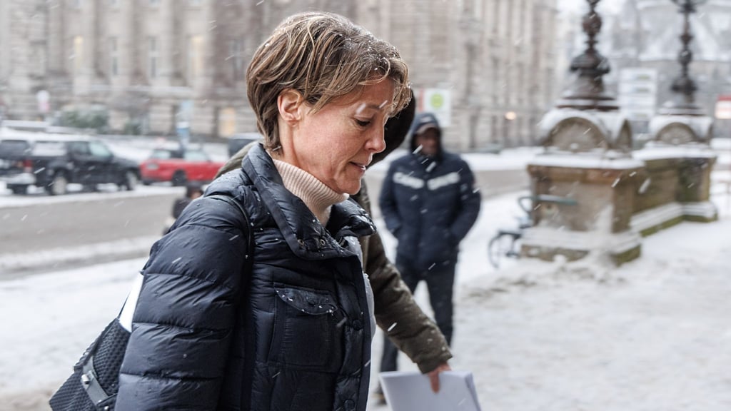 Christina Block auf dem Weg ins Gerichtsgebäude.