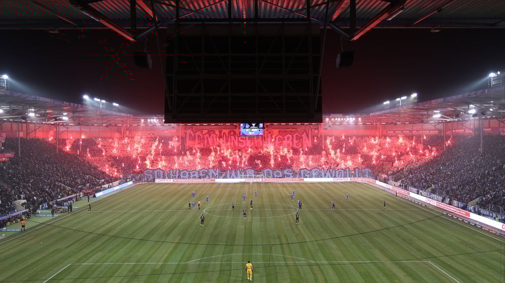 Pyro-Show im Derby zwischen dem FCM und Dynamo Dresden. Abseits des Rasens gab es Angriffe gegen Polizisten. Darauf hat nun OB Simone Borris reagiert.