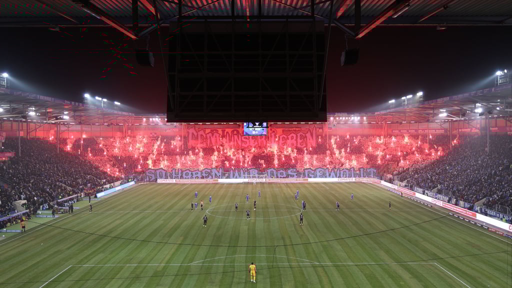 Pyro-Show im Derby zwischen dem FCM und Dynamo Dresden. Abseits des Rasens gab es Angriffe gegen Polizisten. Darauf hat nun OB Simone Borris reagiert.