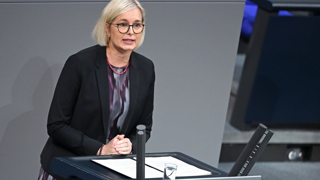 Christiane Schenderlein (CDU), Staatsministerin für Sport und Ehrenamt - die Bundesregierung überlässt die Diskussion über einen möglichen WM-Boykott dem Sport und betont dessen Autonomie (Archivbild)