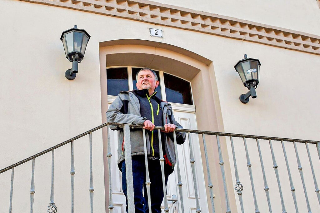 Theißeners Ortsbürgermeister Thomas Ham hofft, dass bald wieder Leben in den Blauen Stern in Theißen einzieht.
