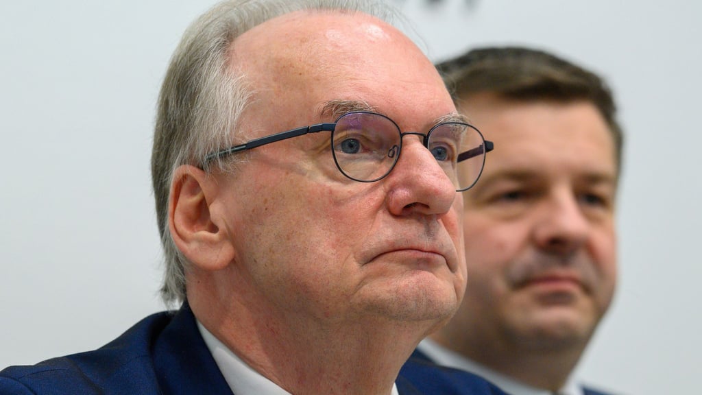 Reiner Haseloff (CDU, links) tritt zurück, Sven Schulze (CDU) soll übernehmen. (Archivbild)