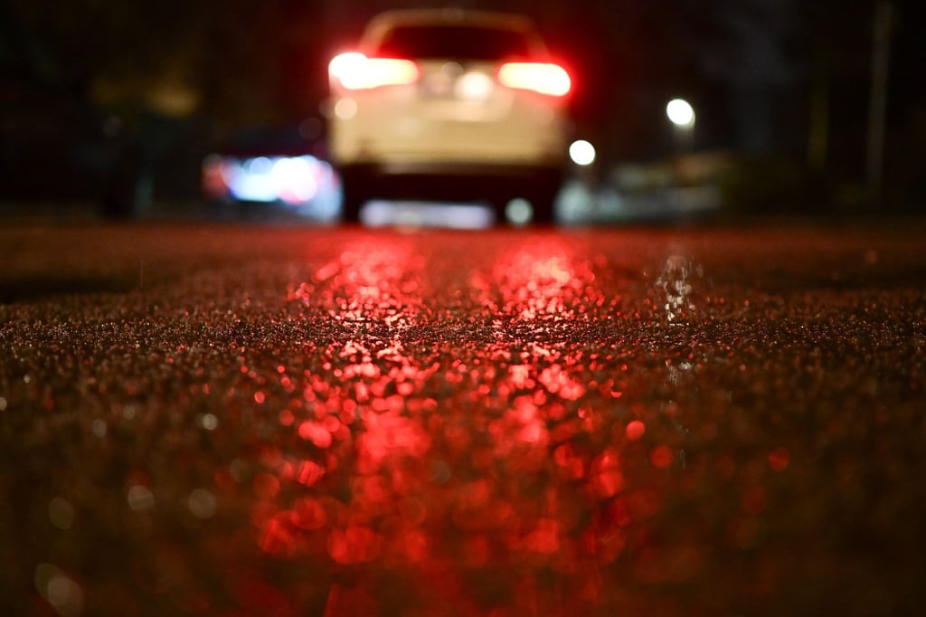 Bis in den Morgen warnt der Wetterdienst vor Glätte und Schnee.