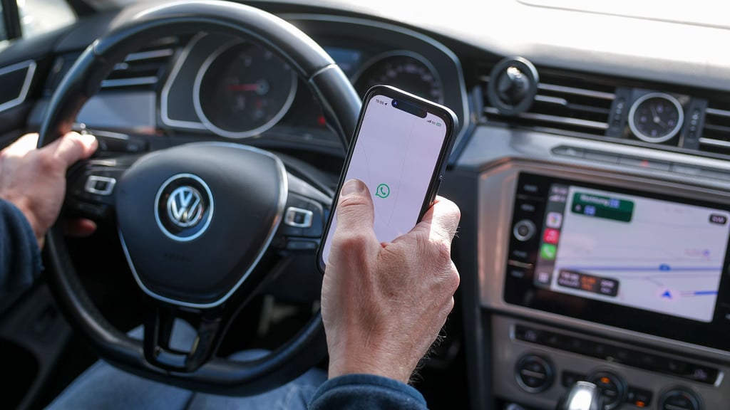 Verboten: Wer das Handy in die Hand nimmt, begeht eine Ordnungswidrigkeit. (Symbolbild)