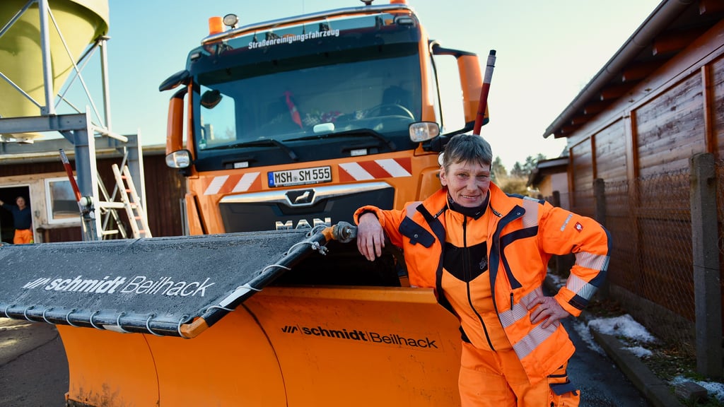 Elke Plewa vom Bauhof in Mansfeld fährt diesen großen Lkw im Winterdienst.