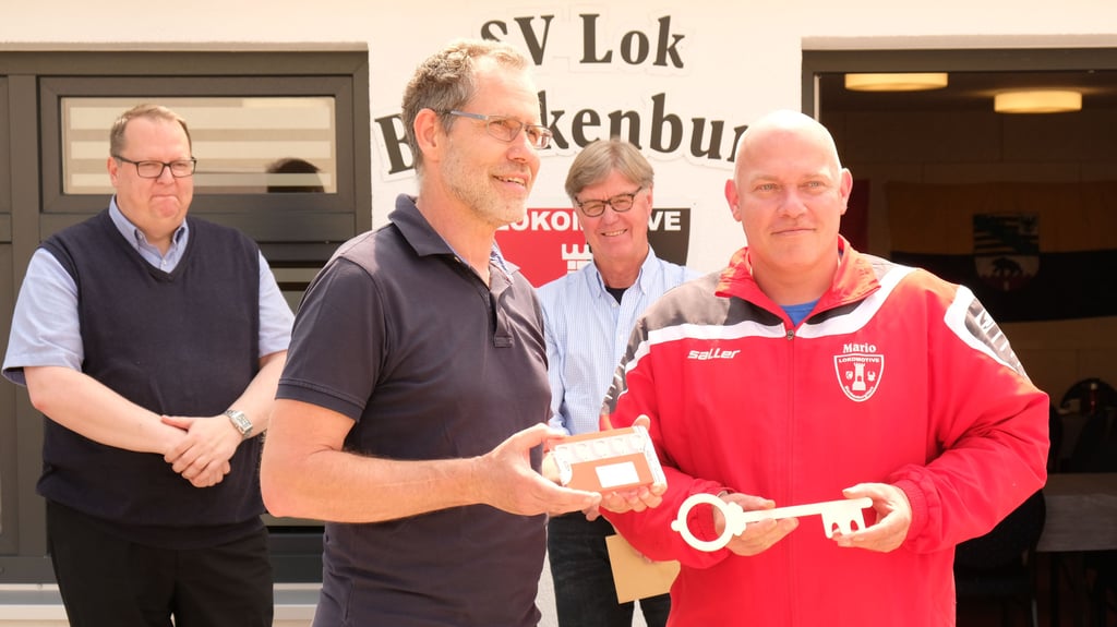 Einer der Höhepunkte in seiner 30-jährigen Amtszeit als Vorsitzender des Sportvereins Lok Blankenburg war für Sven Ungethüm (2. von links) die feierliche Eröffnung der hochmodernen Kegelhalle am Mönchenfelde im Juni 2021.
