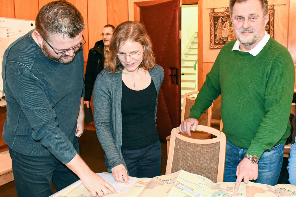 Die Planerin Josefine Perenz stellte dem Fachbereichsleiter der Egelner Mulde, Sascha Josuns (links), und dem Vorsitzenden des Hauptausschusses des Verbandsgemeinderates, Peter Fries, in einer Ratssitzung die Ergebnisse  ihrer Arbeit auf einer Karte vor. 