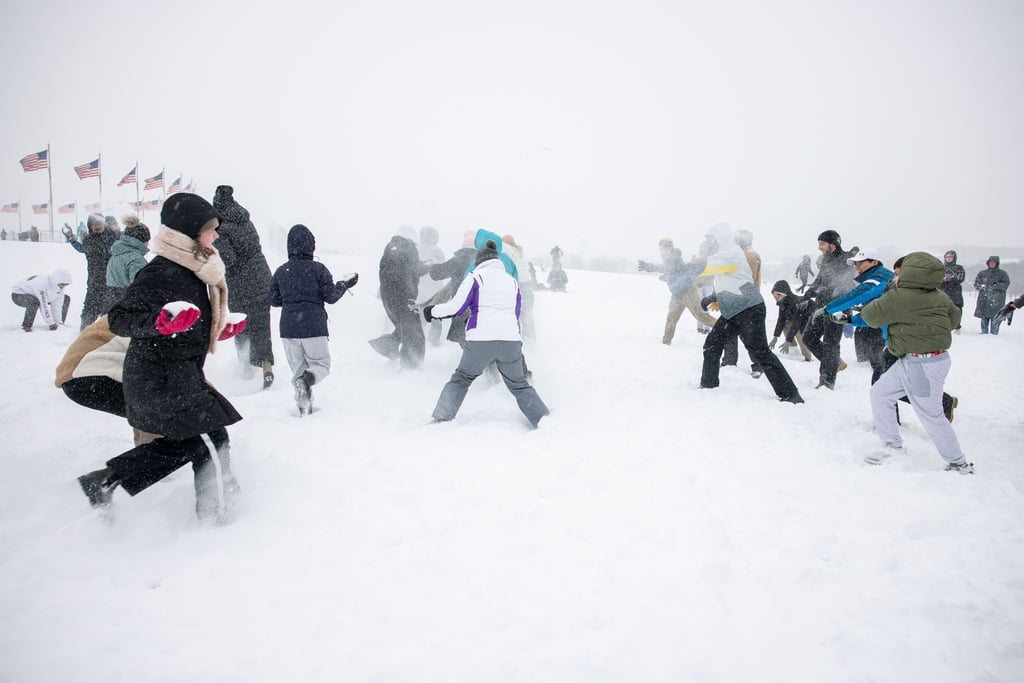 Das Extremwetter bringt auch Spaß, wie etwa bei einer ausgelassenen Schneeballschlacht in der US-Hauptstadt Washington.