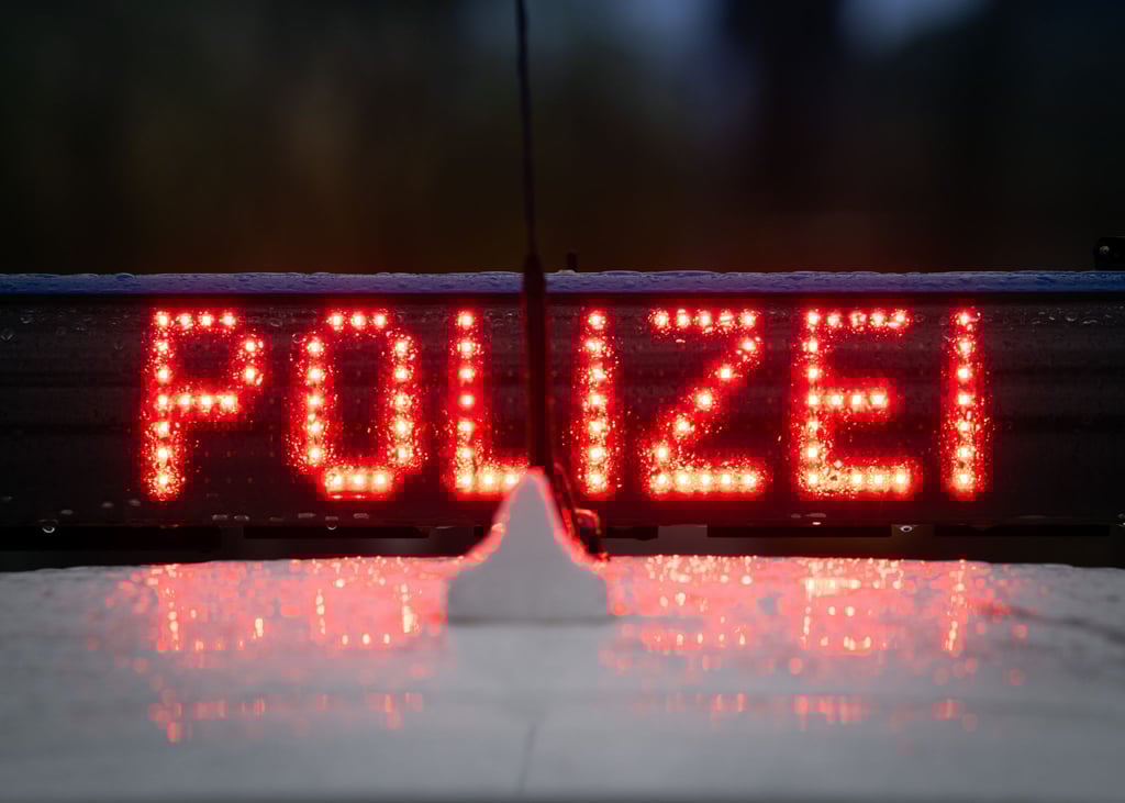Die mutmaßlichen Täter sind in einem Auto von der Polizei angehalten worden. (Symbolfoto)
