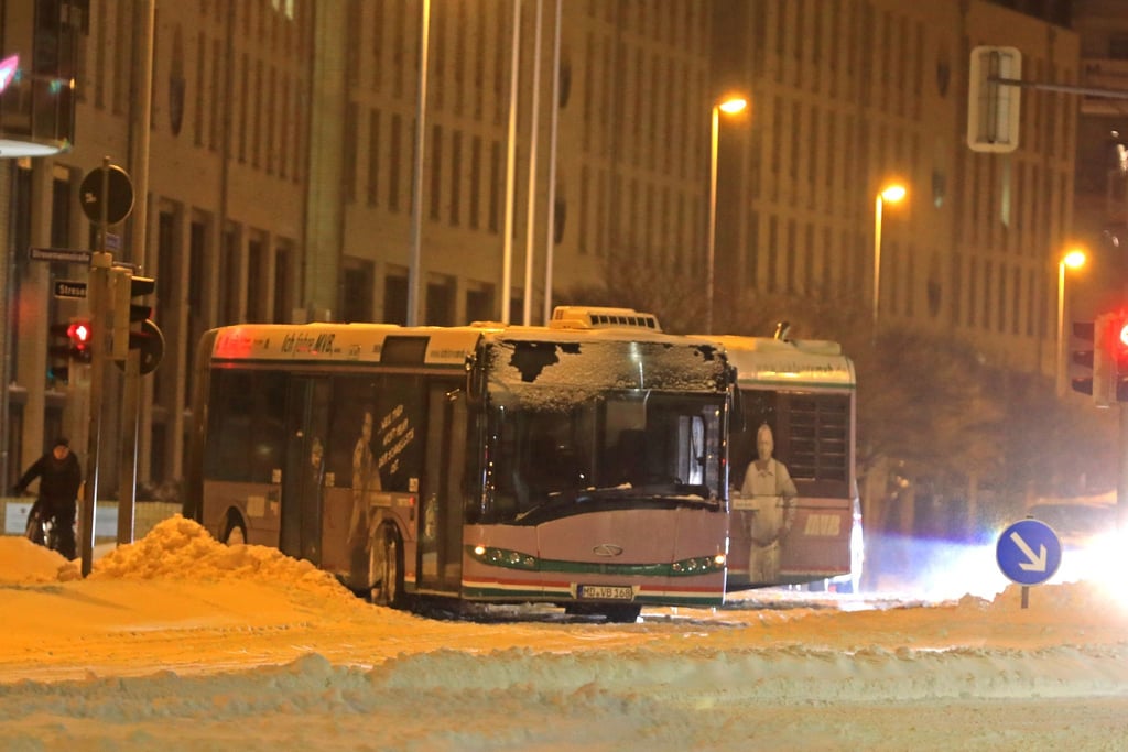 In Sachsen-Anhalt gibt es bei Schnee und Glätte erhebliche Verkehrsbehinderungen. (Archivbild)