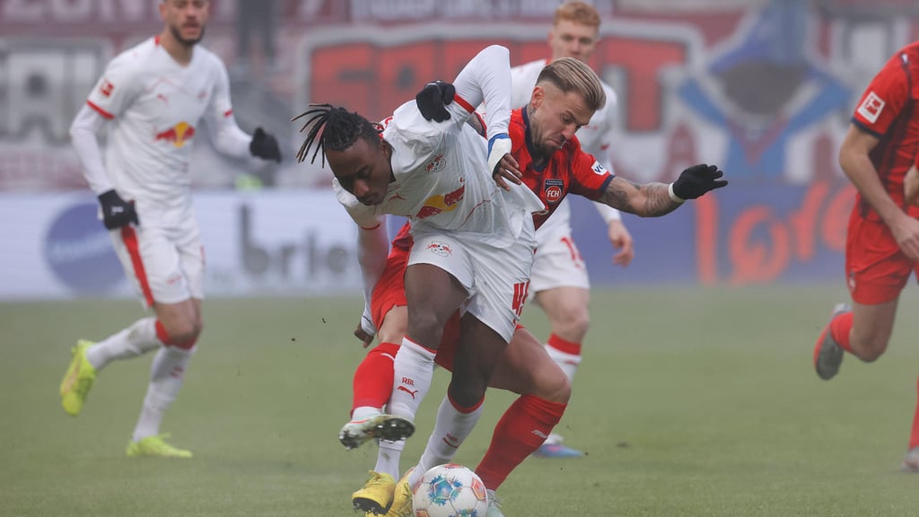 Yan Diomande gab sein Trikot später einem Polizisten als Geschenk für den Sohn.