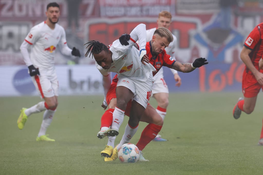 Yan Diomande gab sein Trikot später einem Polizisten als Geschenk für den Sohn.