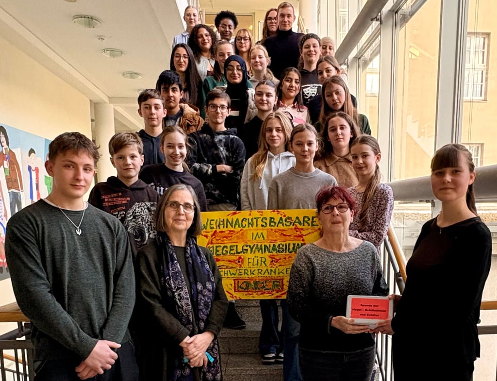 Magdeburger Hegelschüler bei der Spendenübergabe.