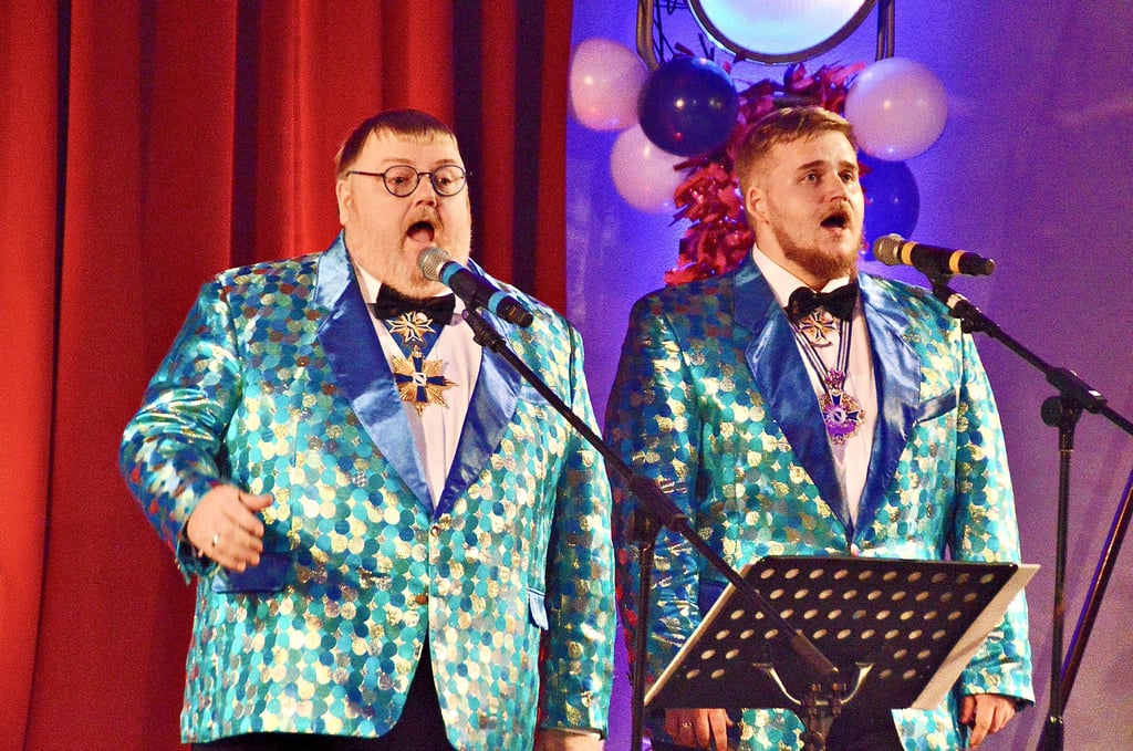 Ronald und Till Mormann haben als Ziethebäpers auf 2024 zu bekannten Melodien scharfsinnig politische Widrigkeiten aufs Korn genommen.