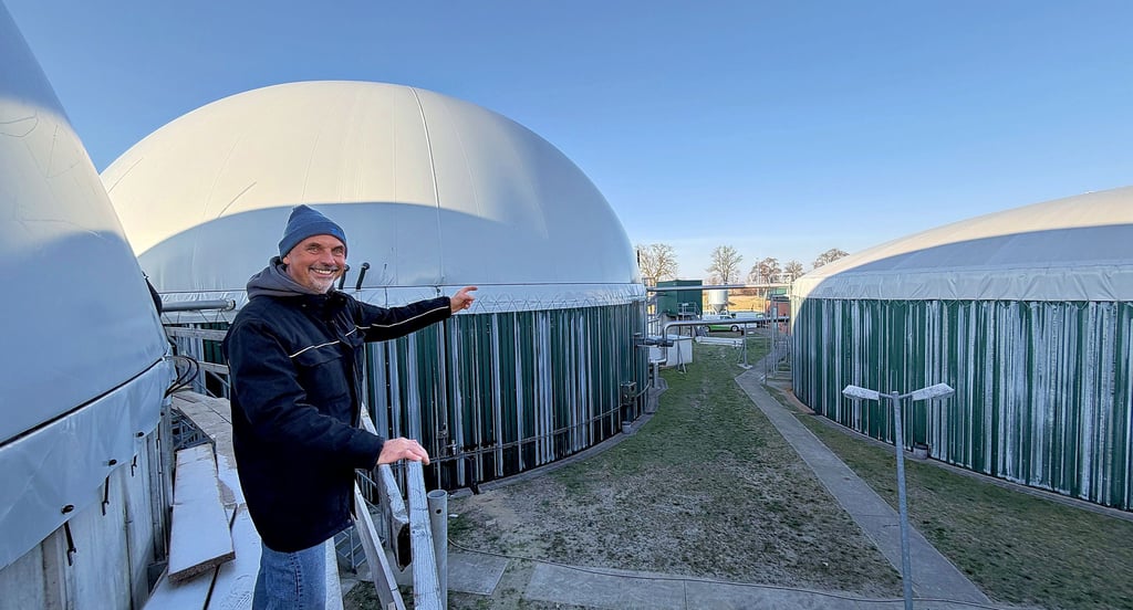 Abteilungsleiter Rainer Pieper zeigt den alten Fermenter (rechts) und den neuen Fermenter mit dem kugelförmigen Tragluftdach. 