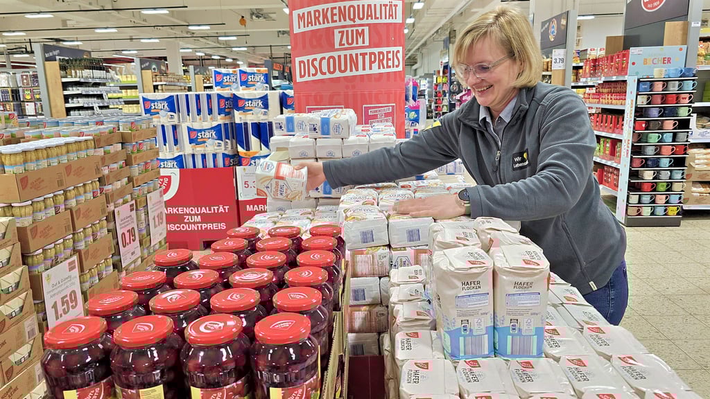 Günstige Produkte sind laut der stellvertretenden Marktleiterin Diana Sperling im Ascherslebener E-Center zu Jahresbeginn gefragt.