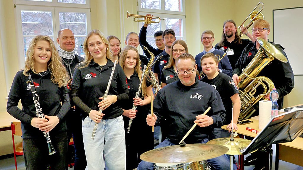 Bei Dr. Frank gibt’s auch musikalische Förderung – etwa das Jugendblasorchester Staßfurt unter der Leitung von Peter Roskoden (Zweiter von rechts).
