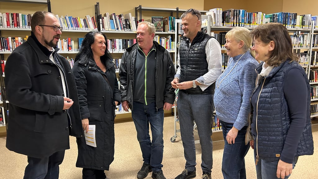 Pläne schmieden, Ideen aushecken - das Organisationsteam des Ehlefestes traf sich in der Bibliothek Biederitz.