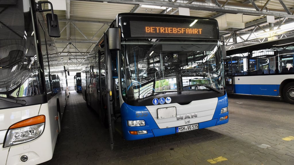  Die Busse der VGS bleiben an diesem Montag in den Depots. Aufgrund des Schneefalls hat das Unternehmen den Busverkehr in Mansfeld-Südharz eingestellt. 