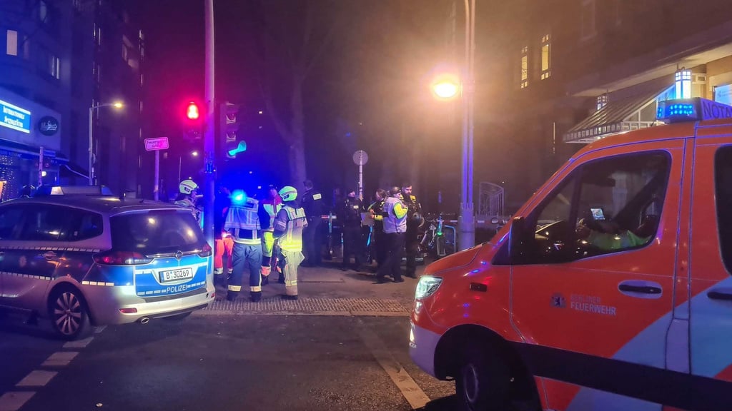 Nach einem Familienstreit in Berlin und mehreren Schüssen waren Polizei und Rettungskräfte im Einsatz.