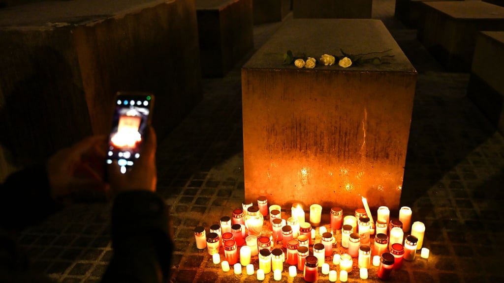 Kerzen stehen vor dem Holocaust-Denkmal für die ermordeten Juden Europas im Rahmen einer Veranstaltung.