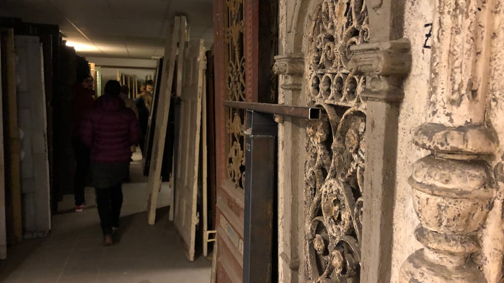 Im historischen Baustofflager in Quedlinburg sind auch prachtvoll  verzierte Hauseingangstüren eingelagert.