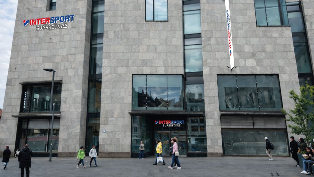 Noch ist es nur eine Visualisierung, doch schon bald öffnet das Unternehmen Intersport in Halle einen der ersten Standorte mit dem neuen Konzept des Superstores. In einen Teil des ehemaligen Galeria-Kaufhauses am Markt zieht das Sportgeschäft. :&nbsp;