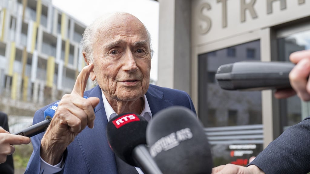 Blatter hat sich in die Debatte um einen Fan-Boykott der Fußball-WM eingemischt.