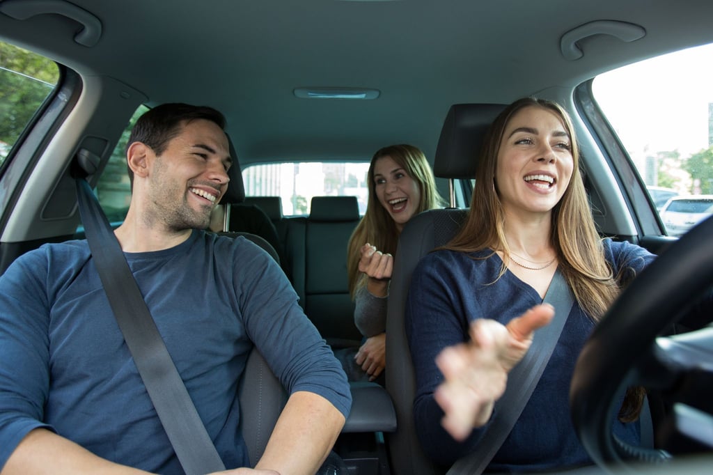 Ablenkung kommt nicht nur vom Smartphone. Auch Stress, Zeitdruck oder intensive Gespräche im Auto können gefährlich werden.