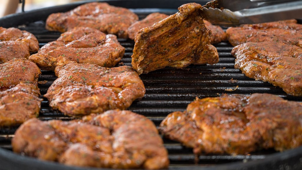 Das Grillen von Schwenkern auf dem Schwenker ist im Saarland Kult (Symbolbild)