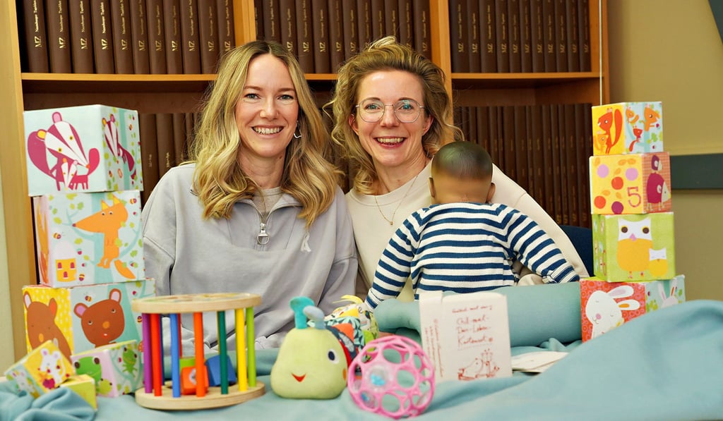 Kati Arndt (l.) und Cindy Koch bieten ein neues Veranstaltungsformat für junge Mütter mit Babys an, das Krabbelgruppe und Mama-Coaching verbindet. 