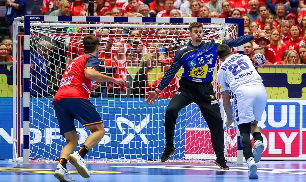 SCM-Torwart Sergey Hernandez muss sich hier zwar bei einem Siebenmeter von Hugo Descat geschlagen geben, überragte aber sonst im Tor der Spanier.