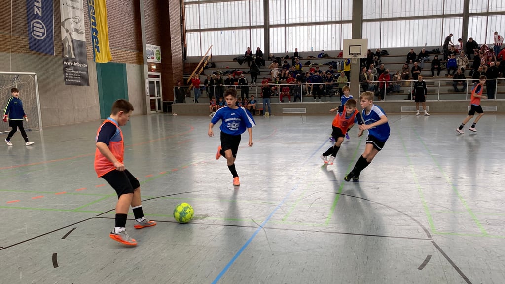 Szene vom „Turnier der Tausend“ 2026. Hier spielt in der Klassenstufe 6 ein Team des Gymnasiums Martineum (blaue Trikots und am Ende Turniersieger)  gegen eines des Bördecampus Gröningen in der Halberstädter Sporthalle „Völkerfreundschaft“.