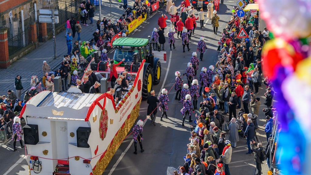 Auch dieses Jahr werden wieder viele Besucher zum Karnevalsumzug in Cottbus erwartet. (Symbolfoto)