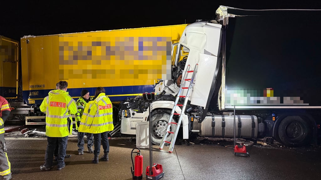 Ein Unfall mit zwei Lkw hat sich in der Nacht zu Dienstag auf der A 38 ereignet.  Die Umleitung über Berga war völlig überlastet.