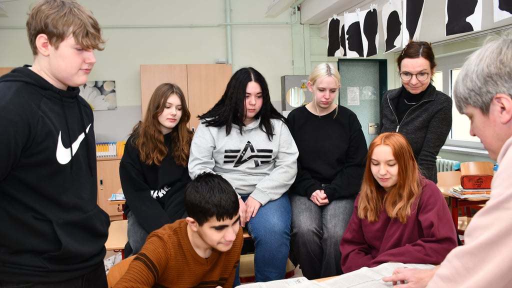 Die Klasse 9/2 der Magdeburger Salzmannschule nimmt am Medienklasse-Projekt teil und erhielt dabei Besuch von Volksstimme-Redakteur Stefan Harter (rechts).