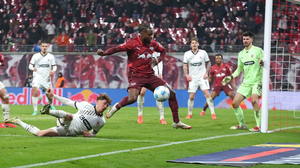 RB-Profi Ridle Baku mit RB Leipzig am Millerntor gefragt.