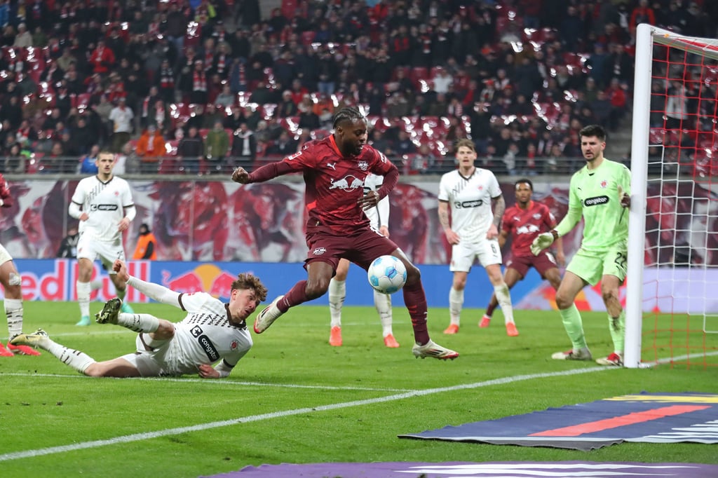 RB-Profi Ridle Baku mit RB Leipzig am Millerntor gefragt.