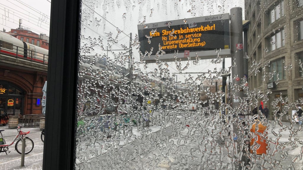 Blick auf eine Anzeige an einer Tram-Haltestelle in Berlin.