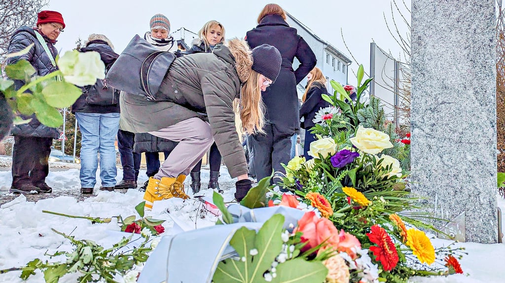 Nach der Veranstaltung in der Neumarktkirche wurden Blumen vor der Gedenkstele für die den Nazis zum Opfer gefallenen Sinti und Roma niedergelegt. 