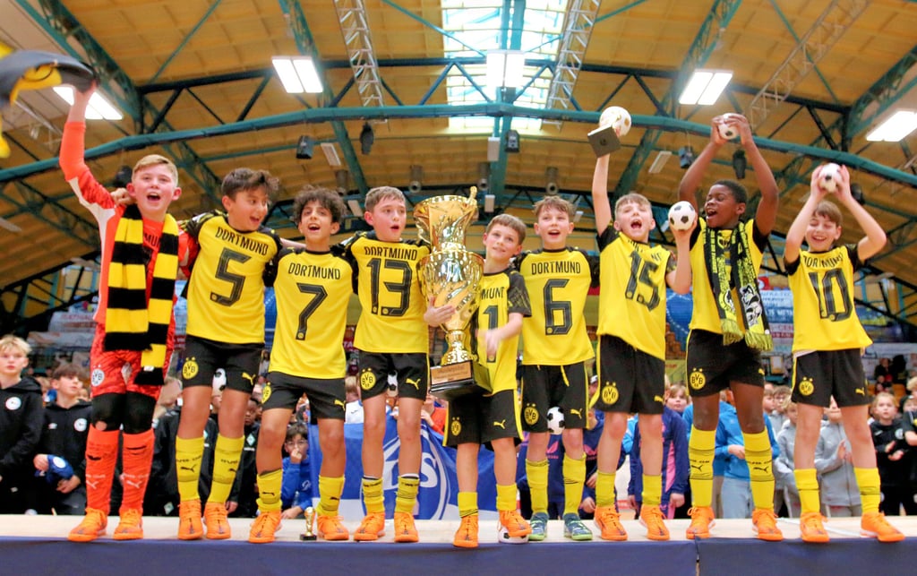 Die Nachwuchsfußballer von Borussia Dortmund  bejubeln den Turniersieg beim diesjährigen Dessauer Juniors Cup für U11-Mannschaften.