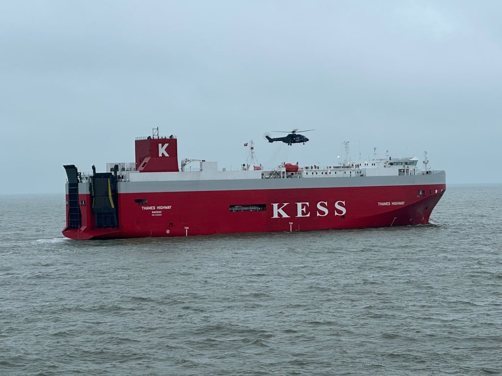 Das Schiff soll zurück in den Hafen geschleppt werden.