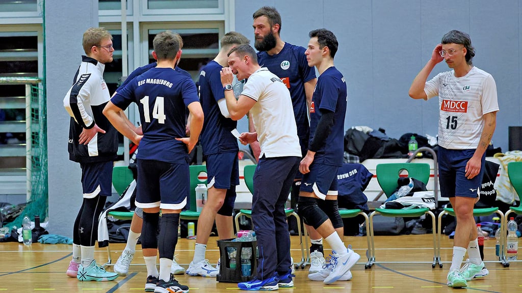 Trainer Dennis  Raab (M.) hat in Warnemünde eine unnötige Niederlage seiner Mannschaft gesehen. Jetzt liegt der Fokus des USC  auf dem Landesderby.