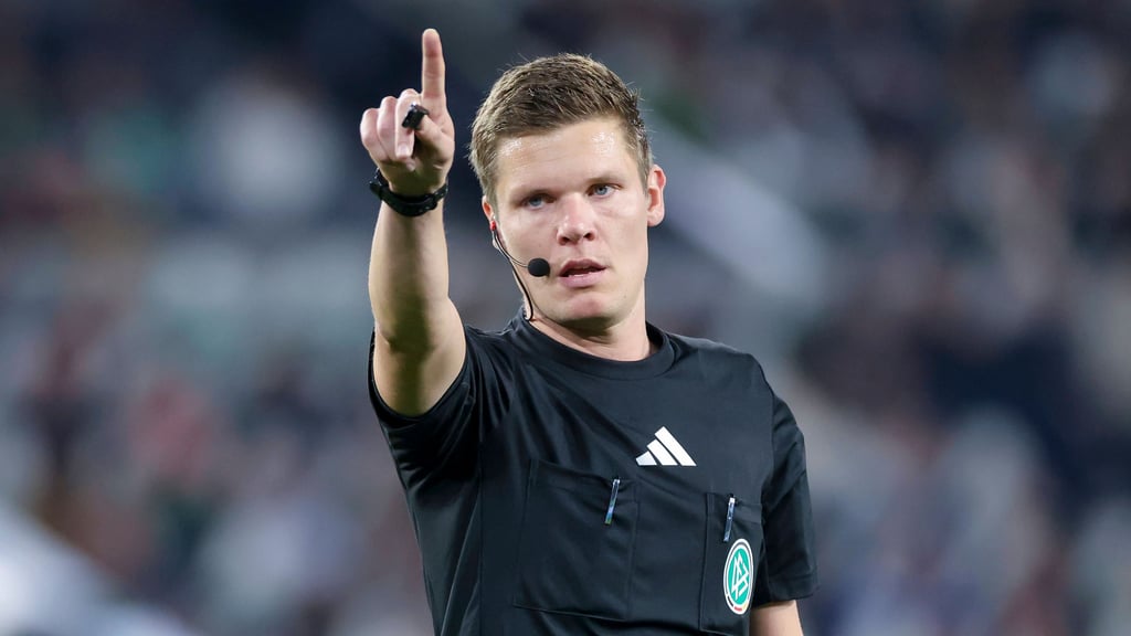 Schiedsrichter Florian Exner.