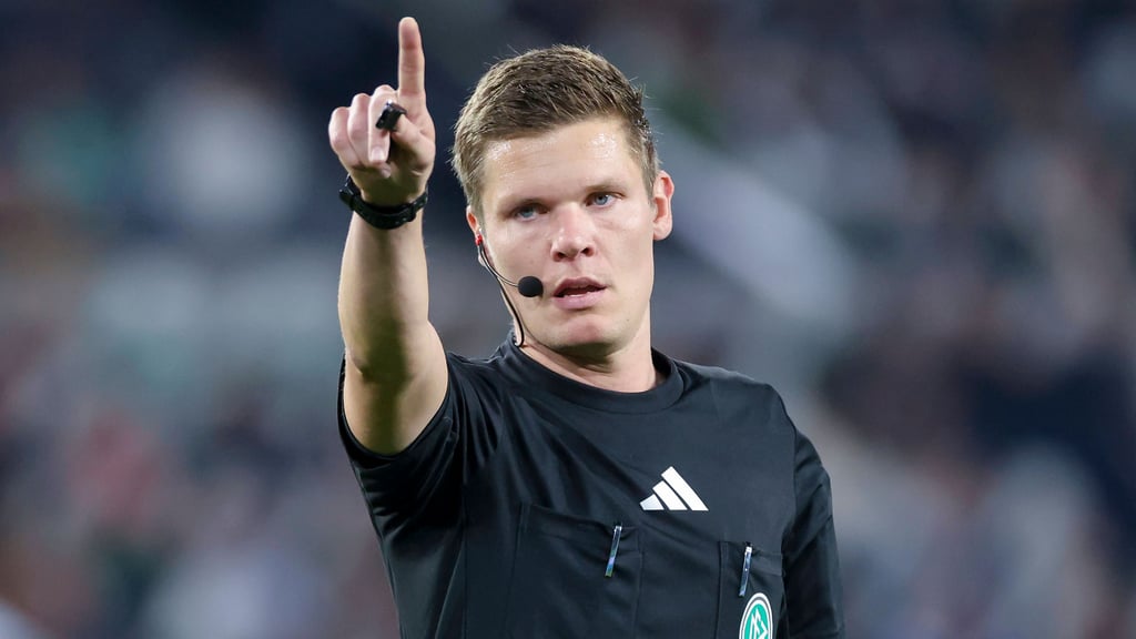 Schiedsrichter Florian Exner.