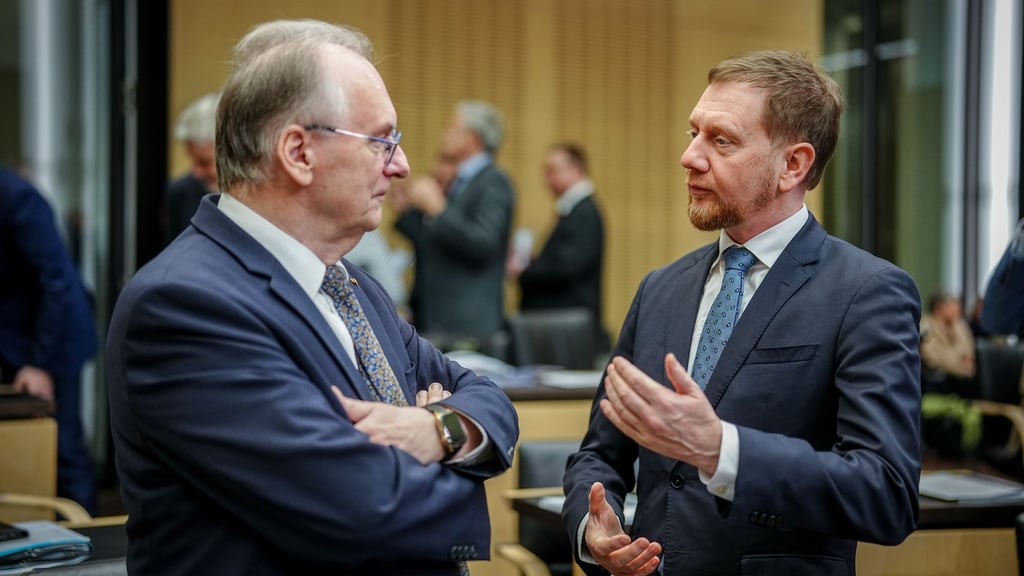 Sachsens Regierungschef Michael Kretschmer würdigt seinen Amtskollegen Reiner Haseloff zum Abschied aus der Politik (Archivbild).