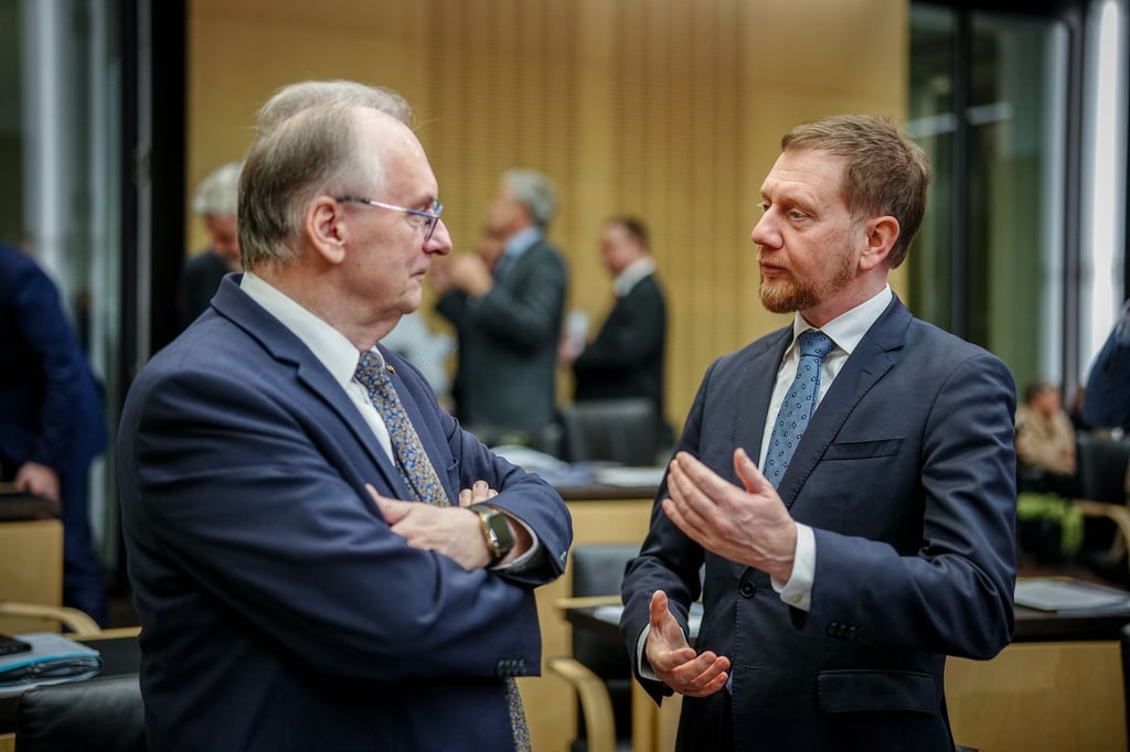 Sachsens Regierungschef Michael Kretschmer würdigt seinen Amtskollegen Reiner Haseloff zum Abschied aus der Politik (Archivbild).